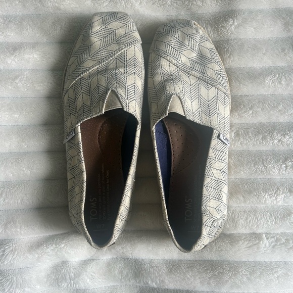 Toms Womens US7 Cream Patterned Loafers - Picture 2 of 7